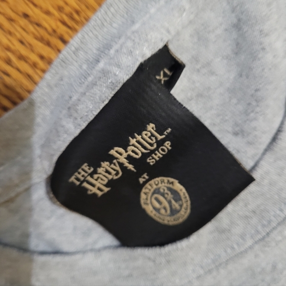 Harry Potter Gryffindor Graphic T-shirt Sz XL & CultureFly Beanie Bundle - Picture 4 of 11